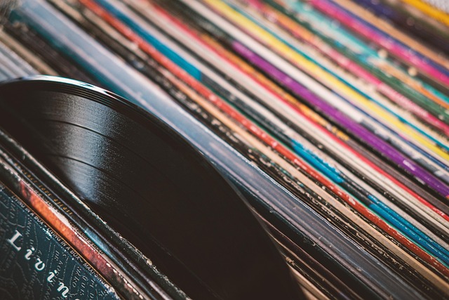 Vinyl Revival 2.0: Jak analogowa nostalgia napędza innowacje w cyfrowym świecie audio